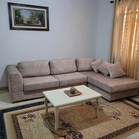 Guest House Pogradec شقة